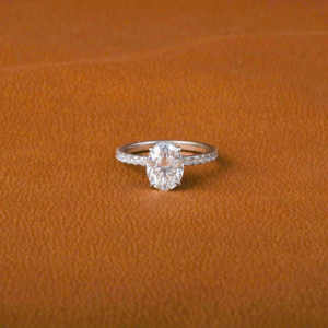 Anillo de compromiso de corte redondo lateral de diamante cultivado en laboratorio de corte ovalado de oro de 14KT con piedras de acento Anillo de diamante cultivado en laboratorio glamoroso - Product Image 1