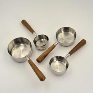 Juego de 4 Tazas Medidoras de Metal con Mango de Madera, Decoración del Hogar, Juego de Tazas Medidoras de Acero Inoxidable con Mangos de Madera para Regalos - Product Image 2