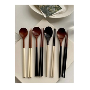 Ensemble de couverts en bois durable, favorisant une vie écologique grâce à des pièces en bois de haute qualité, réutilisables et fabriquées à la main - Product Image 5