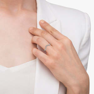 Anillo de Boda de Oro Blanco de 14k con Diamante de 0.17ct, Diseño Semi-Eternidad Contour - Product Image 2