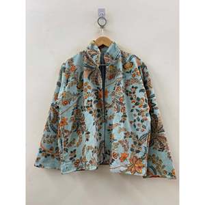 Chaqueta de terciopelo acolchada Mughal Garden con estampado a bloques en Aqua Empolvado y Flor de Otoño, rellena de algodón - Product Image 3