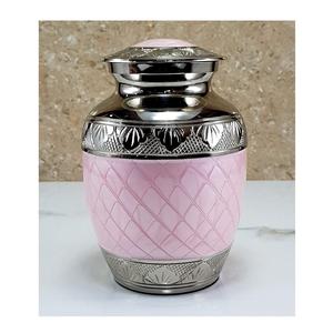 Fabriqué à partir de laiton de qualité supérieure, cette urne de crémation combine une élégance intemporelle avec une durabilité durable. - Product Image 5