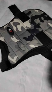 Gilet de protection pectorale noir respirant, couleur et logo personnalisables, garantie de satisfaction à 100 %, prix de gros - Product Image 4