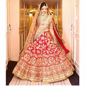 2024 Collection de fête de mariage belle soie orné de perles de verre en cristal Dabka travail chemisier de mariée Lehenga Choli Dupatta - Product Image 1