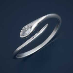 Bague de fiançailles plaquée rhodium platine avec diamant taille poire et placage rhodium - Product Image 1
