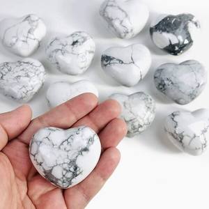 Cristal de howlite naturel en forme de cœur, pierre précieuse polie, sculpture en forme de cœur - Product Image 6