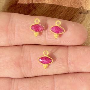 Colgante con Bisel de Rubí Teñido, Forma de Marquesa, Dije Delicado Chapado en Oro con Tres Colgantes Rawa - Product Image 1