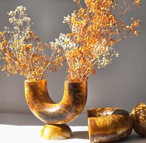 Vase rond en résine de haute qualité fait à la main moderne couleur vert clair doux Pot de fleur au design unique par faizacraft - Product Image 1