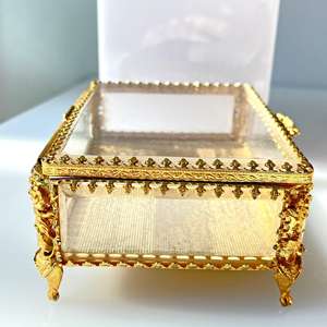 Boîte à bijoux en verre de qualité supérieure avec cadre en métal poli doré, parfaite pour ranger bagues, colliers et accessoires fins - Product Image 4