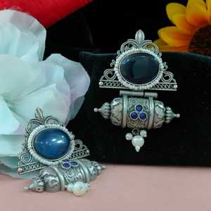 Pendientes de metal oxidado Premium Vintage, encanto rústico y detalles intrincados hechos de metales chapados en plata o aleados - Product Image 3