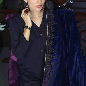 ผ้าคลุมไหล่กำมะหยี่ปักลายดีไซน์พิเศษสำหรับผู้หญิง ขายดีประจำฤดูหนาว หนานุ่ม คุณภาพสูง ปรับแต่งได้ - Product Image 5