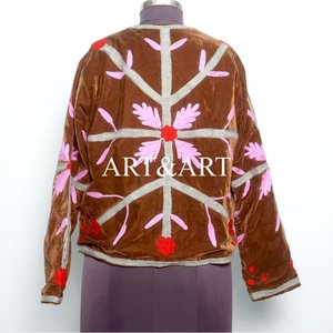 Veste kimono pour femme en velours de coton matelassé écologique, motif floral brodé Suzani, fabrication artisanale, douce et bohème - Product Image 5