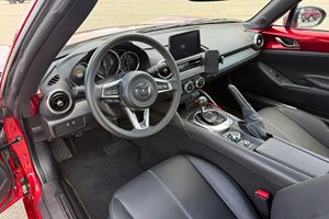 Mazda MX-5 Miata RF Grand Touring propre, modèle 2021 - Product Image 3