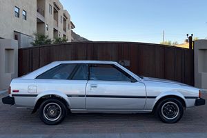 Toyota Corolla Deluxe Liftback de 1982, Usado en Buen Estado, Modelo Hatchback Difícil de Encontrar, Aire Acondicionado, Tracción Trasera - Product Image 3