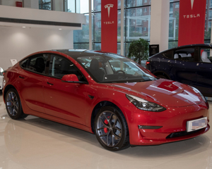 Modèle 2024, voiture électrique 3 places, berline 4 roues motrices, autonomie de 556 km, vitesse maximale de 225 km/h, direction à gauche - Véhicule électrique innovant - Product Image 3