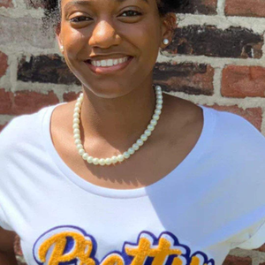 Camiseta Bonita de Algodón Blanco con Estampado de Poodle para Mujeres de Hermandad, Inspirada en SGRHO, Ideal para Eventos Griegos - Product Image 4