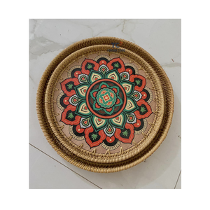 Bandeja de ratán con base de madera con incrustaciones de madreperla que sirve diseños personalizados - Product Image 1