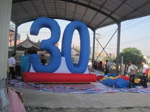 Ballon gonflable bleu 30 pour événements publicitaires, méthode de gonflage par pompe à air électrique - Product Image 3