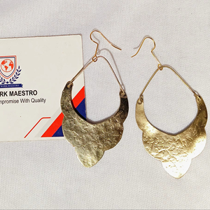 Pendientes Ligeros de Latón Hechos a Mano por Artesanos Indios - Diseño Boho Moderno, Antiguo y Tradicional con Baño de Oro - Product Image 1