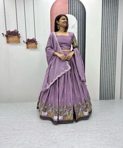 ชุดปาร์ตี้ดีไซน์เนอร์ผ้าไหม lehenga choli มีการปักและดูรื่นเริง - Product Image 6