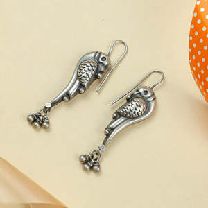 Pendientes Tridha Vintage de Plata 92.5 con Granate y Perla de Agua Dulce, Diseño de Gota Chapada en Oro, Estilo Vintage Encantador para Regalo - Product Image 2