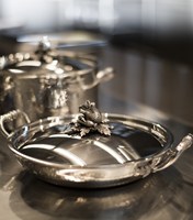 Casserole isotherme en acier inoxydable martelé avec bouton de couvercle en forme de grenade dorée et poignées argentées, écologique