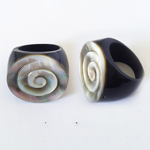 Bague en coquillage, bijoux d'Indonésie, BIJOUX EN COQUILLAGE, bague en acier inoxydable, sculpture d'art sur coquillage, style bali, bague en coquillage, art des bijoux - Product Image 1