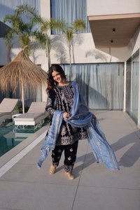 Conjunto de Fiesta de Terciopelo con Bordado Zari, Top y Pantalón con Bordado de Lentejuelas Fendy y Dupatta con Borde de Encaje Calado - Product Image 2