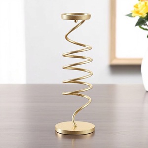 Elegante portavelas en espiral dorado Soporte decorativo elegante único para decoración del hogar y ocasiones navideñas - Product Image 1