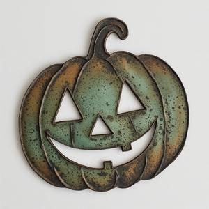 Ornement fantôme décoratif en tôle de fer avec finition patinée et détails artisanaux conçus pour créer une charmante saison d'Halloween - Product Image 2