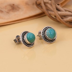 Boucles d'oreilles clous de luxe en argent sterling avec turquoise Kingman sertie clos, style bohème western, pour fêtes et cadeaux - Product Image 5