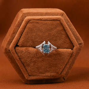 Anillos de compromiso de diamantes cultivados en laboratorio de corte radiante azul vástago dividido personalizado en oro sólido de 14 quilates anillo elegante de moda - Product Image 6