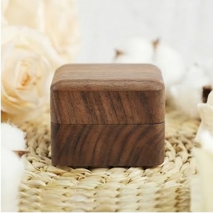 Boîte à bagues en bois d'acacia avec intérieur en velours noir pour le rangement de bijoux - Product Image 6