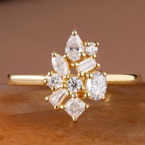 แหวนทองคำขาว 18K ชุบทองคำขาว ประดับเพชรทรงเจ้าหญิงสีน้ำเงินรอยัล และเพชรทรงกลมสีขาว ผลิตในห้องปฏิบัติการ ได้รับการรับรองจาก IGI ดีไซน์หรูหราทันสมัยสำหรับผู้หญิง - Product Image 3