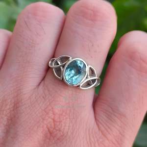 Anillo de Plata de Ley 925 con Topacio Azul, Diseño de Nudo Celta Hecho a Mano, Gema Ovalada de Topacio Azul Natural, Joyería de Piedra de Nacimiento de Diciembre - Product Image 4