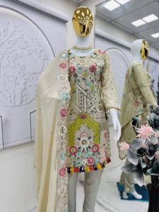 Ensemble de costume pakistanais en organza brodé de luxe Unity Luxure avec dupatta en filet et pantalon en soie de coton - Product Image 2