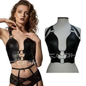 Arnés de cuerpo de cuero sintético negro gótico COSH para mujer, cinturón sexy de bondage con anillo en O para ajustar la cintura - Product Image 2
