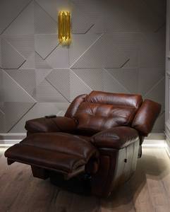 Fauteuil inclinable électrique moderne grand format en cuir, avec dossier coussiné, accoudoirs rembourrés et structure métallique, idéal pour se détendre et se repose. - Product Image 1