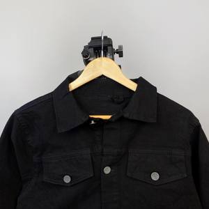 Chaqueta vaquera negra clásica con cierre de botón Estilo atemporal y versatilidad para cada ocasión perfecta para capas - Product Image 4