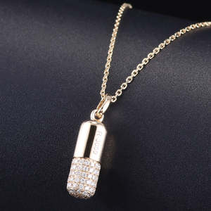 Collier médical en moissanite avec pendentif en forme de pilule solide, souvenir médical, bijoux fabriqués en laboratoire, argent 925 plaqué rhodium - Product Image 2