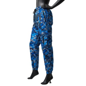 Pantalon coupe-vent pour femme Premium 120 GSM en polyester tissé bleu camouflage avec panneau cargo et logo personnalisé - Product Image 3