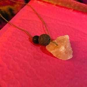 Collier de sel brut rose de l'Himalaya naturel en vrac en gros Bijoux de guérison minéraux organiques Artisanat fait à la main - Product Image 4