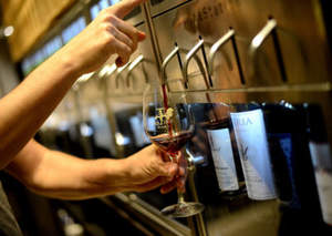 Sistema dispensador de vino WineStation de Napa Technology con capacidad para 4 botellas HECHO EN AMÉRICA - Product Image 2