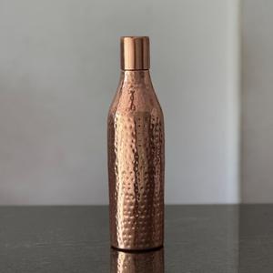 Ensemble de bouteilles en cuivre martelé bicolore élégant avec finition haut de gamme pour une utilisation moderne à la maison et au bureau - Product Image 5