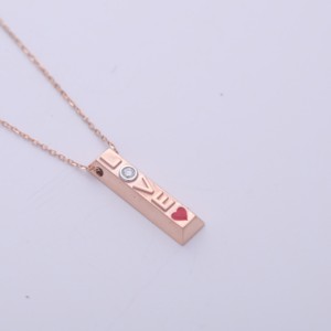 Colgante de barra vertical con diamante cultivado en laboratorio certificado por IGI con la palabra “LOVE” en oro rosa/amarillo y blanco de 14 quilates - Product Image 5