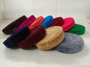 Rubans en tissu de velours faits sur mesure disponibles en plusieurs couleurs de 0.5 et 1 pouce de largeur avec des bords bien finis. - Product Image 6
