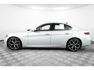 Berline Sport Turbo Ultra-Luxe d'Occasion 2024, Transmission Automatique, Conduite Fluide, Intérieur en Tissu, Système d'Infodivertissement Moderne, Sécurité Incluse - Product Image 2