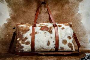 Sac de voyage week-end en cuir de vachette à poils, fermeture éclair, durable, marron, motif blanc, avec poignée et bandoulière - Product Image 4