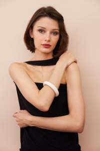 Bracelets en résine de luxe faits à la main, bracelet de mode ange pour femmes et filles, à porter lors de fêtes et à offrir - Product Image 3