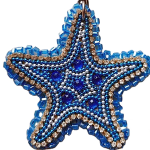 Hermoso llavero y accesorios hechos a mano con diseño de estrella, bordados con cuentas de colores amarillo y blanco, de la India. - Product Image 1